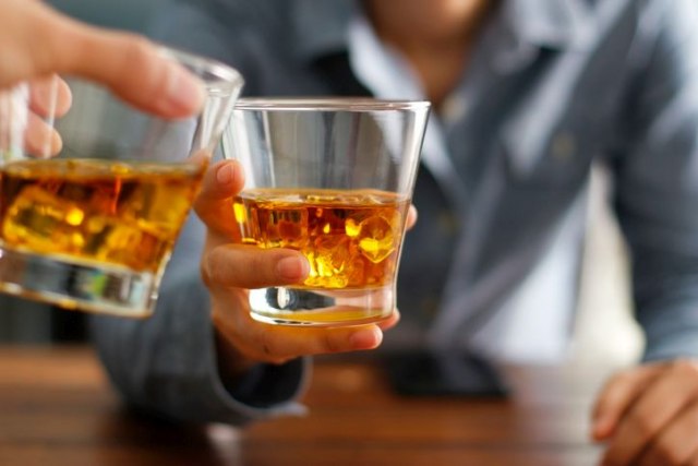 Opet najgori u regionu: Srbi godišnje popiju 9,1 litar alkohola